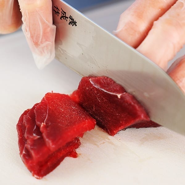ジビエ肉を切っている写真